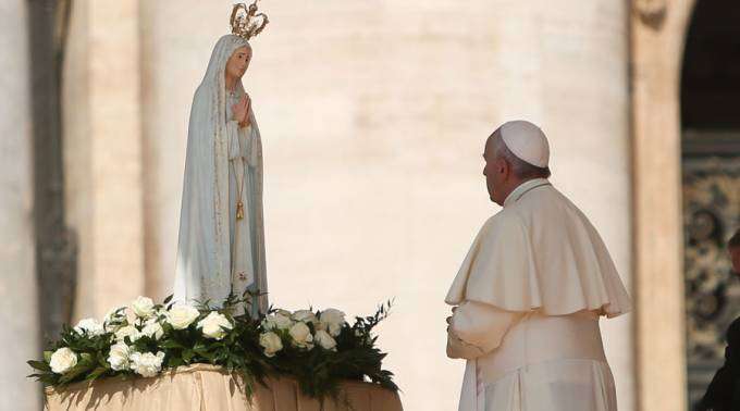 [Papa Francisco reza ante la Virgen de Fátima]